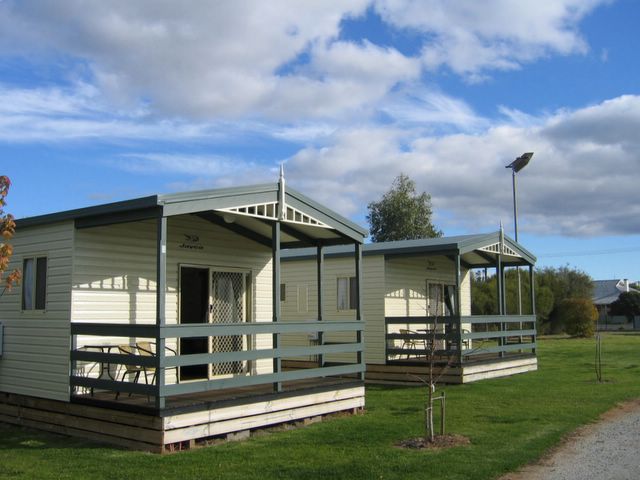 Tocumwal Tourist Park - Tocumwal: Cottage accommodation ideal for families, couples and singles
