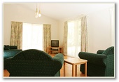 Barlings Beach Tourist Park - Tomakin: Lounge room in Luxury Spa Villa