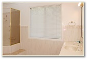 Barlings Beach Tourist Park - Tomakin: Bathroom in Luxury Spa Villa