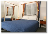 Barlings Beach Tourist Park - Tomakin: Main bedroom in Regal Spa Villa