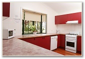 Barlings Beach Tourist Park - Tomakin: Kitchen in Regal Spa Villa