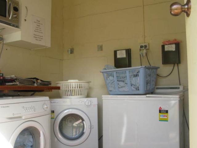 Tooraweenah Caravan Park - Tooraweenah: Interior of laundry 