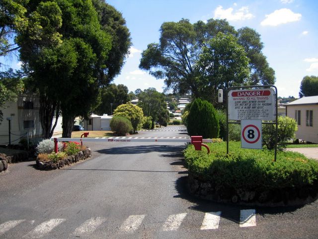 Motor Village Caravan Park - Toowoomba: Secure entrance