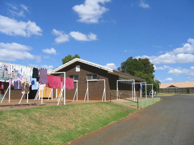 Motor Village Caravan Park - Toowoomba: Amenities  block and laundry