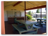 Motor Village Caravan Park - Toowoomba: Camp Kitchen and BBQ area