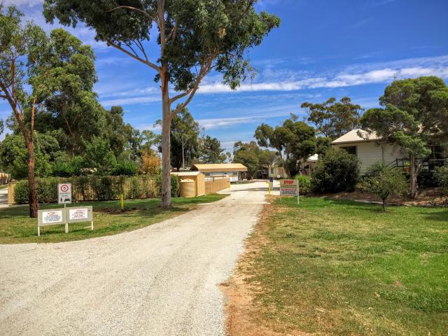 All The Rivers Run Caravan Park - Torrumbarry: Gravel all weather roads in the park