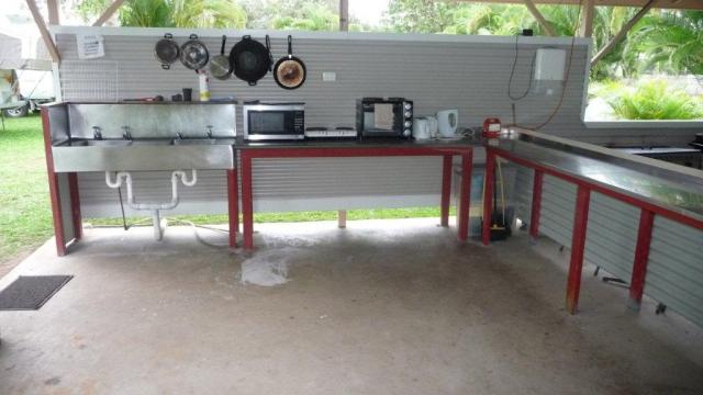 Townsville Bush Oasis Caravan Park - Townsville: Camp Kitchen 