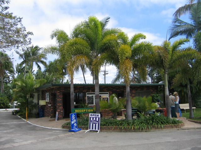 Bohle Coconut Glen Van Park - Townsville: Reception and shop