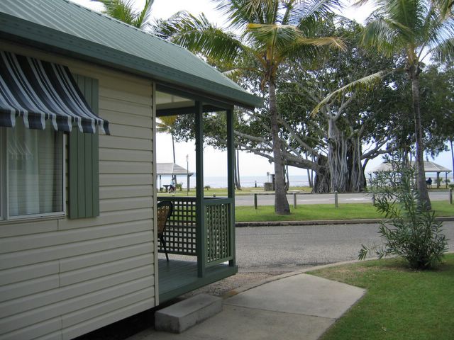 Rowes Bay Caravan Park - Townsville: Cabins with water views