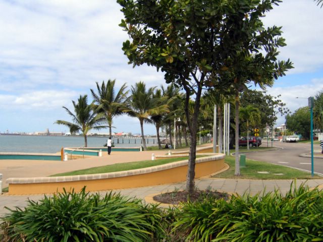Rowes Bay Caravan Park - Townsville: Rowes Bay Caravan Park is only a short walk from The Strand