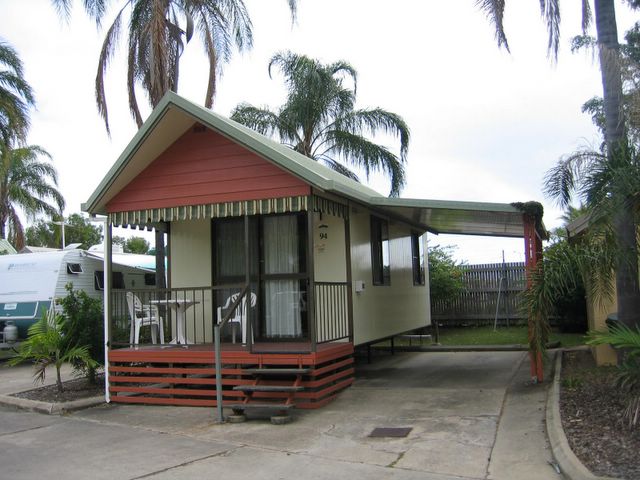 The Lakes Holiday Park - Townsville: Cottage accommodation ideal for families, couples and singles