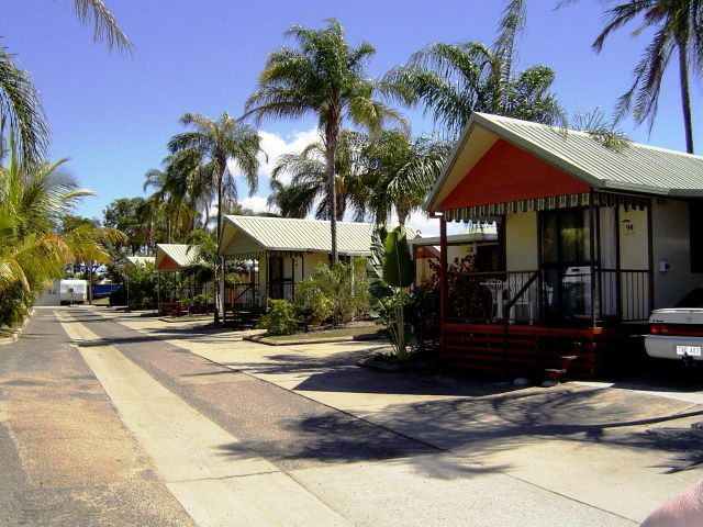 The Lakes Holiday Park - Townsville: The Lakes cabins