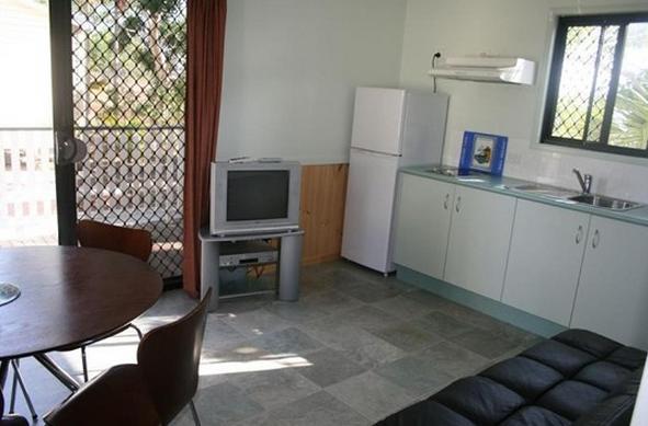 BIG4 Townsville Woodlands Holiday Park - Townsville: Kitchen and Dining Room in villa