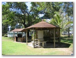 Googarra Beach Caravan Park - Tully Heads: BBQ area