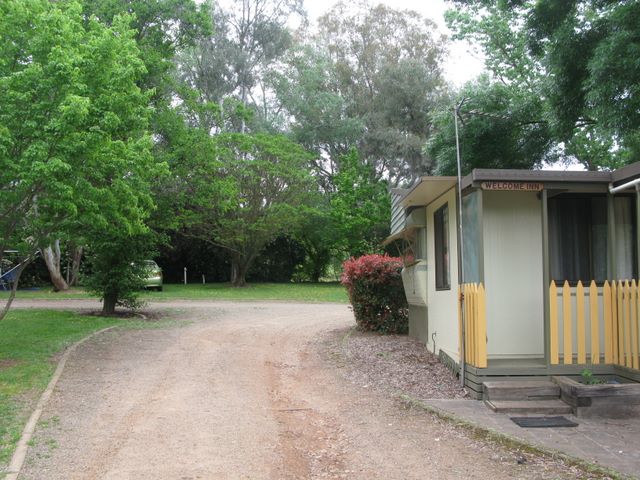 Blowering Holiday Park - Tumut: Gravel roads within the park