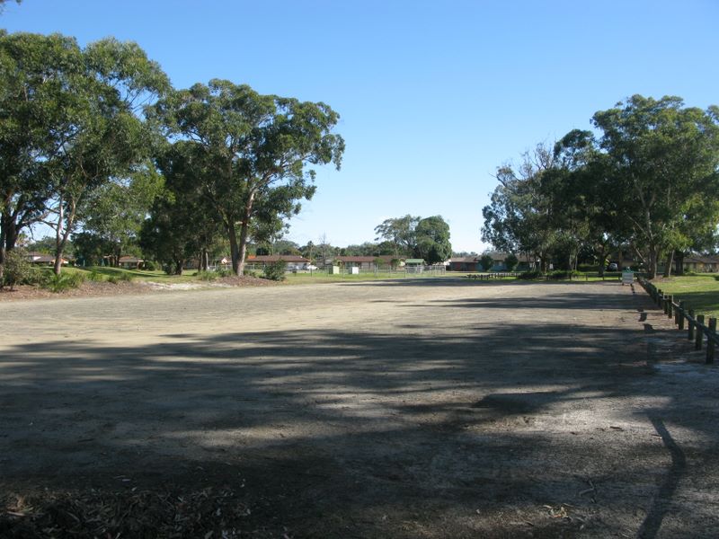 Stewart Parade Sports Grounds - Tuncurry: Plenty of space here in this parking area