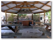 Twin Dolphins Holiday Park - Tuncurry: Camp kitchen and BBQ area