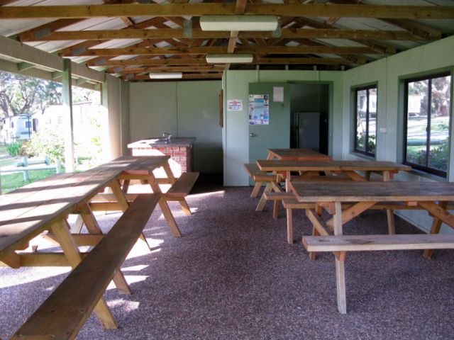 Ulladulla Headland Tourist Park - Ulladulla: Camp kitchen and BBQ area
