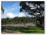 Ulladulla Holiday Village - Ulladulla: Spacious tennis courts - undercover squash courts are also available