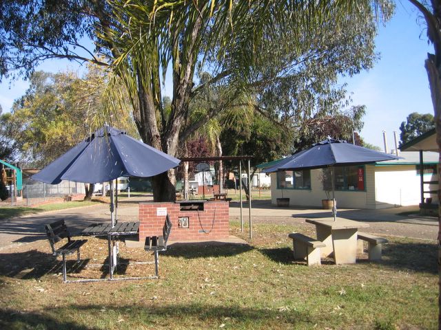 Airport Tourist Park - Wagga Wagga: BBQ area