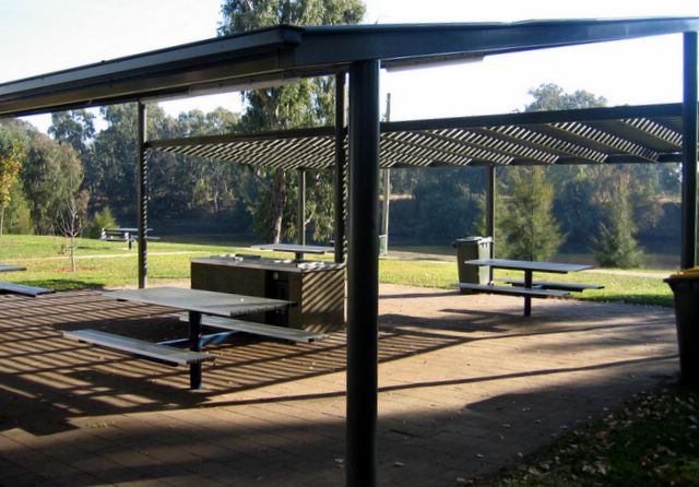 Wagga Wagga Beach Caravan Park - Wagga Wagga: BBQ facilities in adjacent Cabarita Reserve