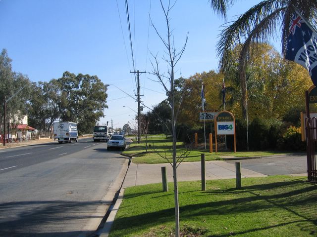 Easts Riverview Holiday Park - Wagga Wagga: View of the park from Sturt Highway