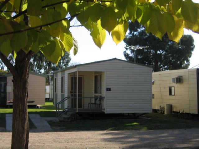 Forest Hill Caravan Park - Wagga Wagga: Cottage accommodation ideal for families, couples and singles