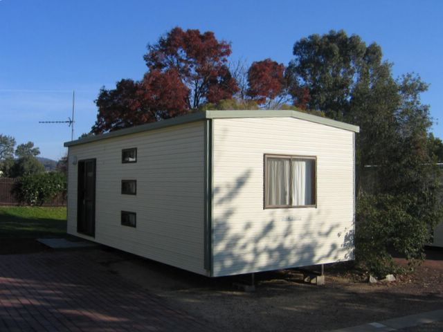 Horseshoe Motor Village Caravan Park - Wagga Wagga: Cottage accommodation ideal for families, couples and singles