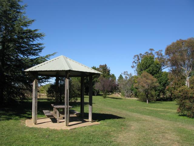 Mackay Park - Wallendbeen: Sheltered picnic table.