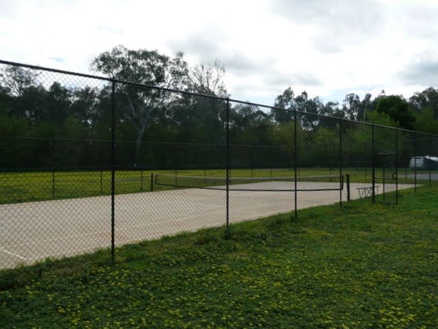 Painters Island Caravan Park - Wangaratta: Tennis courts