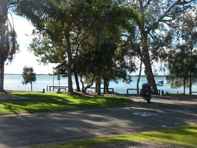 Wangi Point Lakeside Holiday Park - Wangi Wangi: The Lake is directly opposite the park
