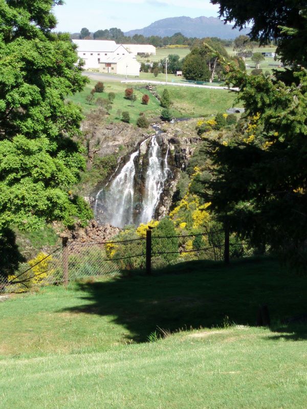 Waratah Caravan Park and Camping Ground - Waratah: Waratah can be described as the town with a waterfall in the middle.