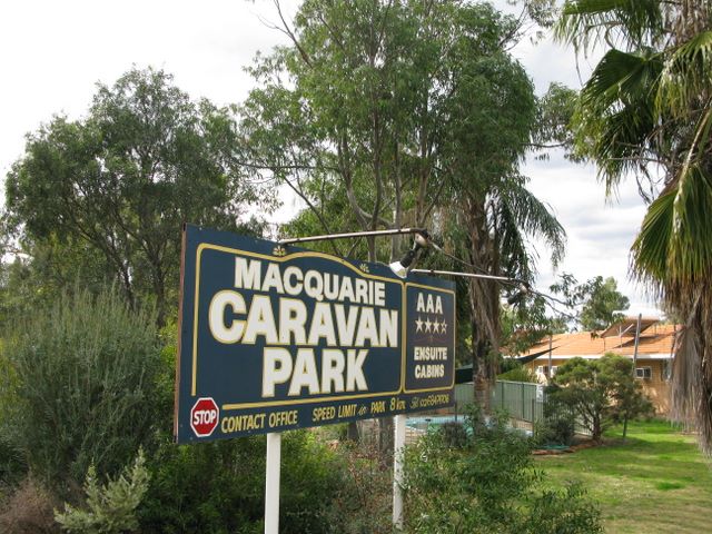 Macquarie Caravan Park - Warren: Macquarie Caravan Park welcome sign