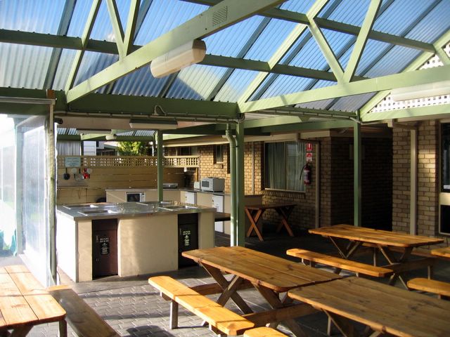 Discovery Holiday Park - Warrnambool - Warrnambool: Camp kitchen and BBQ area