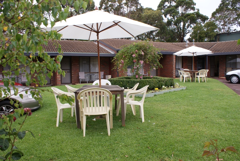 Warrnambool Holiday Park - Warrnambool: Outdoor area for coffee.  Motel style accommodation in background.