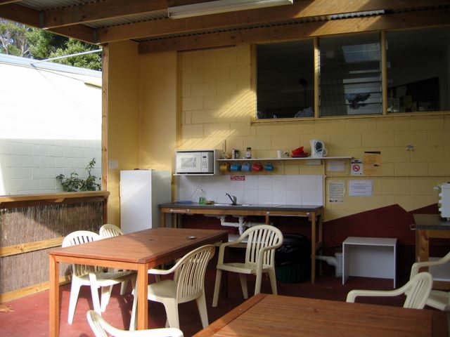 Warrnambool Holiday Park - Historic Photos from 2006 - Warrnambool: Camp kitchen and BBQ area