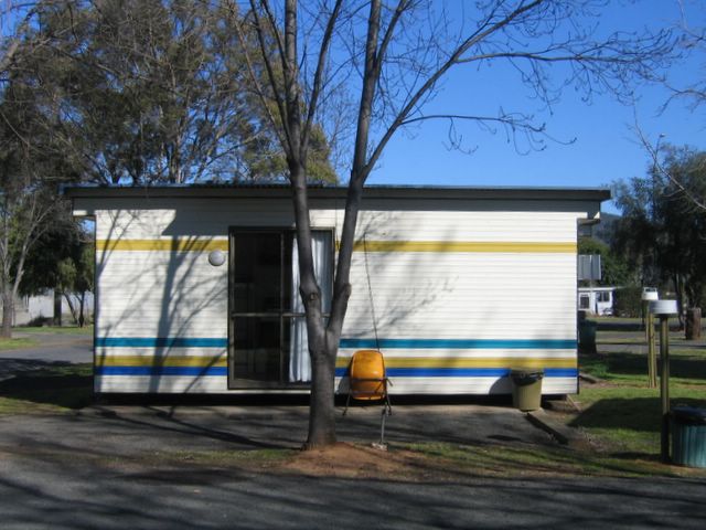 Wellington Riverside Caravan Park - Wellington: Cottage accommodation ideal for families, couples and singles