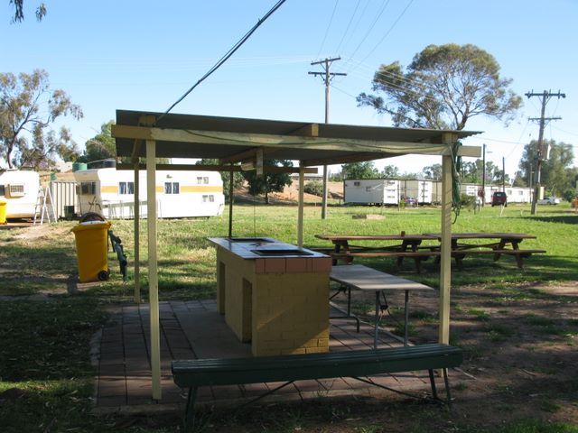 Willow Bend Caravan Park - Wentworth: Sheltered outdoor BBQ