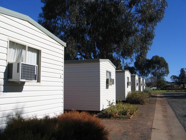 West Wyalong Caravan Park - West Wyalong: Cottage accommodation ideal for families, couples and singles