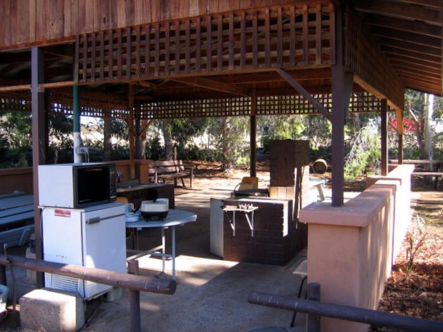 Ace Caravan Park - West Wyalong: Camp kitchen and BBQ area