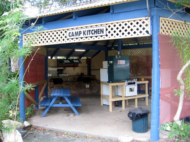 Flametree Tourist Village - Airlie Beach: Camp kitchen and BBQ area