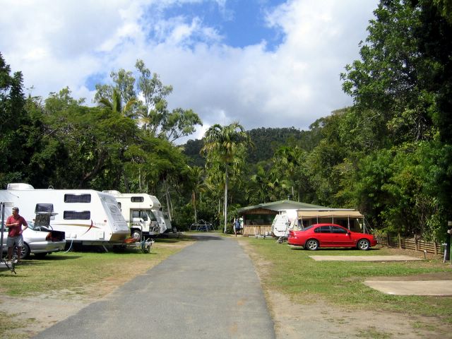 Whitsunday Gardens Holiday Park - Airlie Beach: Good paved roads throughout the park