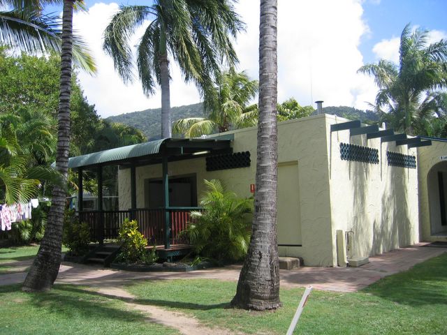 Island Gateway Holiday Park - Airlie Beach: Amenities block and laundry