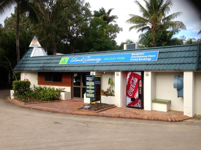 Island Gateway Holiday Park - Airlie Beach: Front office