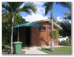 Mountain Valley Caravan Park - Cannonvale: Amenities block and laundry