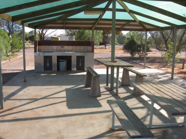 Whyalla Caravan Park - Whyalla: Camp kitchen and BBQ area