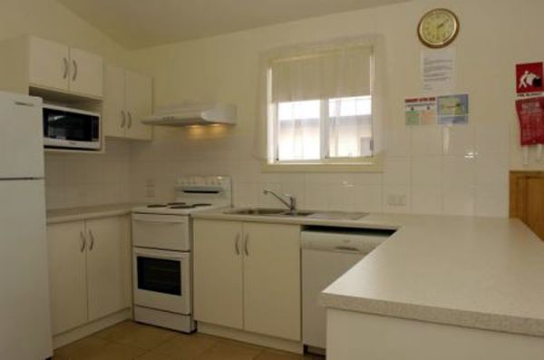 Discovery Holiday Parks Whyalla Foreshore - Whyalla: Kitchen in Deluxe Spa Cabin