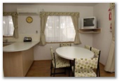Discovery Holiday Parks Whyalla Foreshore - Whyalla: Kitchen and Dining Room in Parkview Cabin