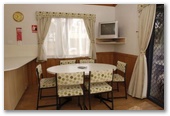 Discovery Holiday Parks Whyalla Foreshore - Whyalla: Dining room in Superior Seaview Cabin