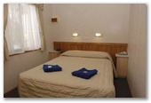 Discovery Holiday Parks Whyalla Foreshore - Whyalla: Main bedroom in Superior Seaview Cabin